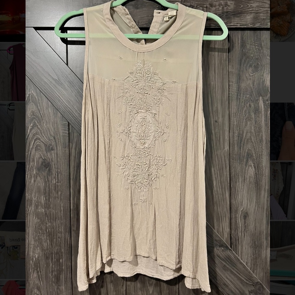 Women’s cafe colored top, size M